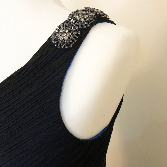 One shoulder evening gown - Picture 3 of 3